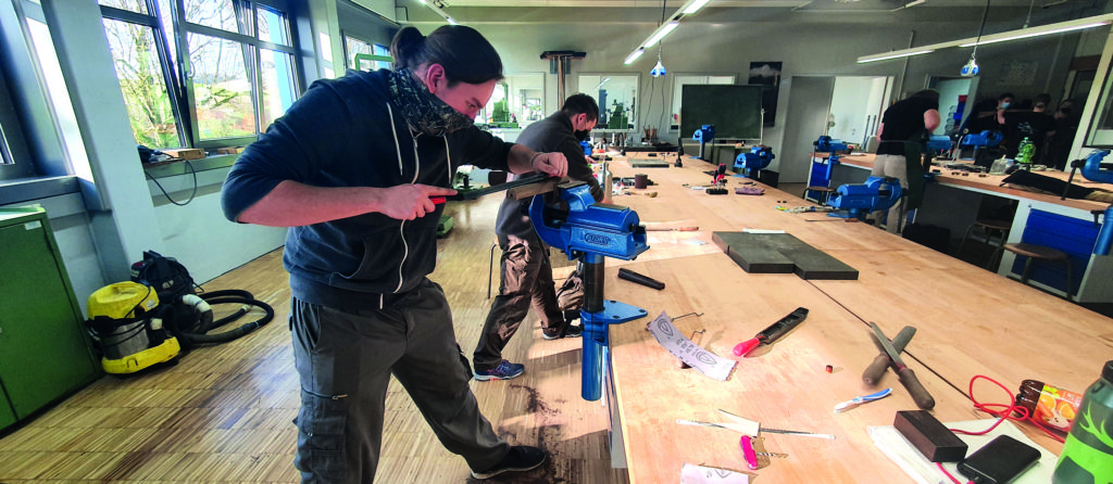 In der Büchsenmacher-Werkstatt der GBS Ehingen fertigen die Schüler gerade einen komplett neuen Vorderschaft an, in den zum Schluss auch der PUSH & GO Riemenbügel eingesetzt wird.