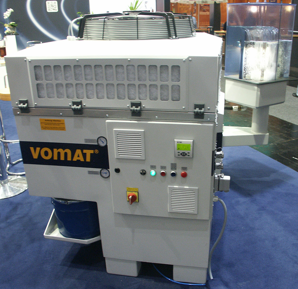 VOMAT-Filtertechnologe beim Werkzeugschleifen
