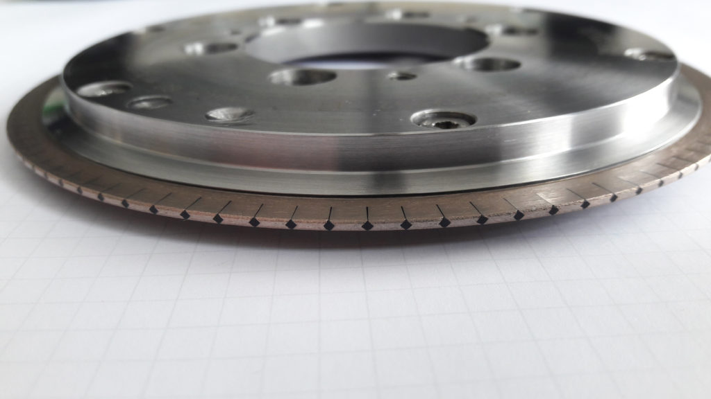 DDSplus: Die radiale Setzung der CVD-Stäbchen in Kombination mit dem speziellen Verschleißverhältnis der Metallbindung sorgt für eine konstante Belagbreite.