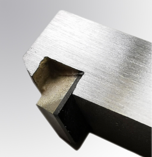 PKD-Schneideinsätze für Abisoliermesser aus Jena: Die definierten PKD-Schneiden werden mit keramischen Diamantschleifscheiben geschliffen und erzeugen scharfe Schneiden, die trotzdem robust sind und keine Schartigkeiten in der Mikrogeome­‑trie aufweisen.