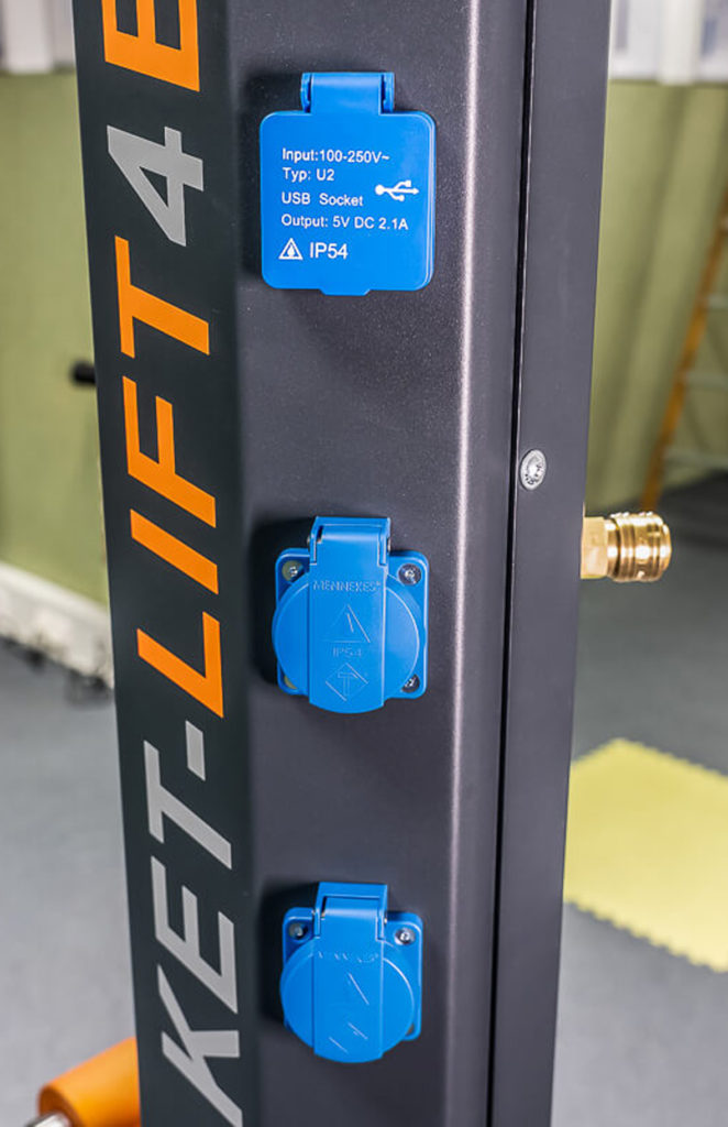 Die Hauptanschlüsse Strom und Druckluft des KET-LIFT4BIKE liegen auf der Ständeroberseite (links). Mit den zwei separaten 230V Steckdosen in Arbeitshöhe, USB Steckdosen direkt darüber und einem Druckluftanschluss sind alle Anschlüsse für den Anwender immer an der richtigen Stelle verfügbar.  