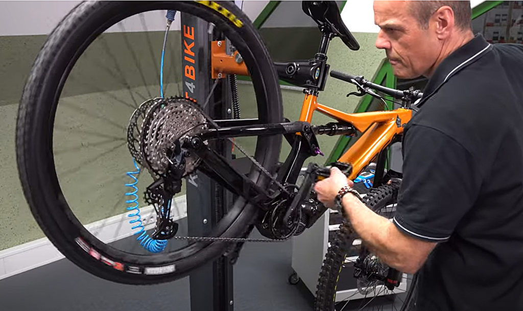 Mit KET-LIFT4BIKE ist im Stehen individuell ergonomisches Arbeiten am Bike möglich. Die 360 Grad Schwenkbarkeit des Systems macht den Arbeitsprozess dabei besonders komfortabel.