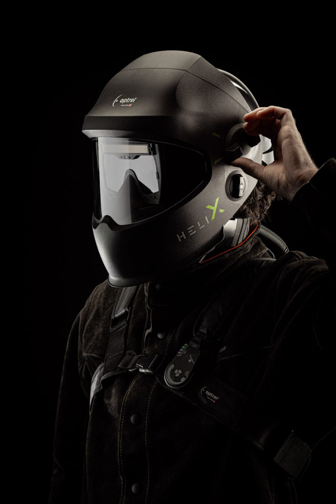 HELIX ist ein innovativer Multi Protect-Helm, der ein extrem geringes Gewicht hat, klein ist und ein hervorragendes ADF (Automatic Darkening Filter) besitzt. HELIX bringt genau die Arbeitserleichterung, die sich die Schweißprofis wünschen.